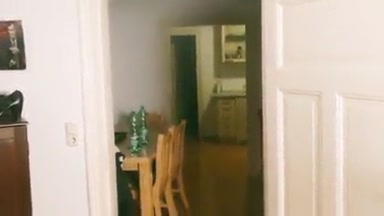 Versaute WG-Gefährtin auf der Couch richtig hart durchgebaggert
