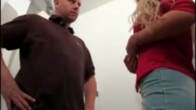Blonde Amateurhure saugt den Riesenschwanz tief in den Hals
