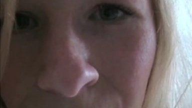 Prall und willig: Deutsche Amateur-Milf verwöhnt sich selbst