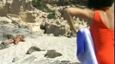 Geile deutsche Strand-MILF kriegt ihren knackigen Arsch am Meer aufgerissen