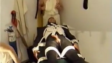 Doreen verwöhnt ihren Schwanz mit der Hand